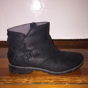 TEVA black leather boots size 8 women’s